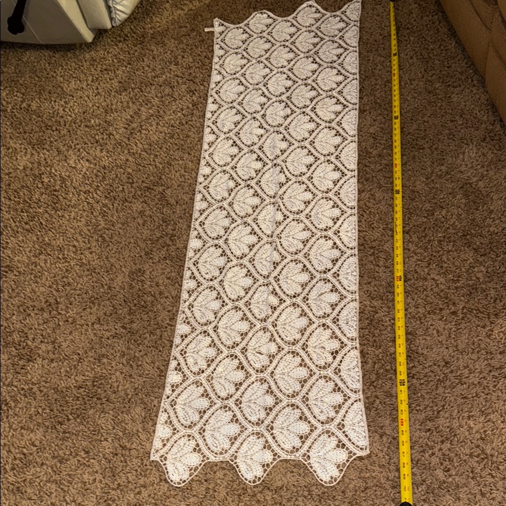 Collection Eighteen White Lace Table Runner EUC